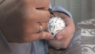 Slavska sveća, pero, vešte ruke i praznična atmosfera: Ovako Verica uči ćerku da pravi najlepša vaskršnja jaja