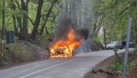 Nesreća na Fruškoj Gori: Zapalio se automobil u pokretu, vozilo uništeno