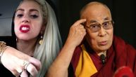Nakon što je poljubio dečaka, Dalaj Lama opet zgrozio javnost: Verski lider dodirivao Lejdi Gagu po međunožju