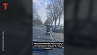 Sramotna scena na Voždovcu: Zbog bahatog parkiranja žena gura dečja kolica po bulevaru