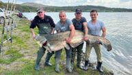 Vodena grdosija duga preko dva metra i teška 90 kilograma: Ovim ulovom hvale se ribolovci na Gružanskom jezeru