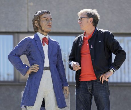 Umetnik Stefan Balkenhol sa statuom Riharda Vagnera