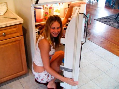 Devojke se slikaju kod frižidera