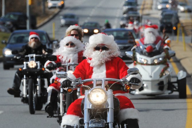 Deda Mrazovi na motorima u Jorku, Engleska