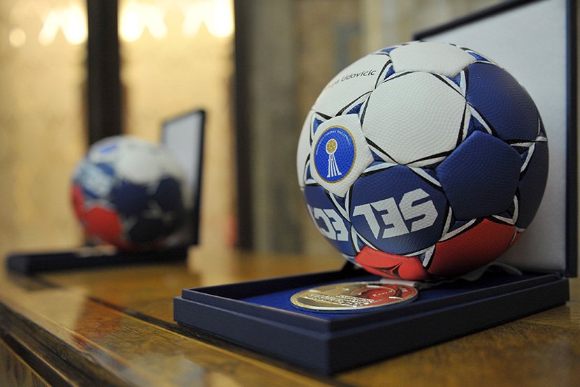 Srebrna medalja i lopta koje su predsedniku Srbije Tomislavu Nikoliću uručile rukometašice reprezentacije Srbije