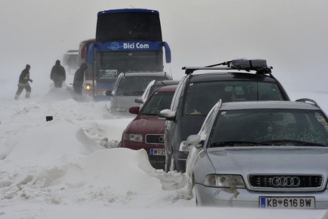 Evakuacija putnika iz zavejanih automobila na auto-putu kod Feketića