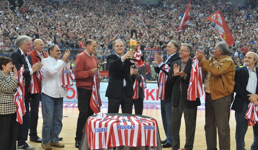 Dragan Kapičić podiže pehar Kupa kupova osvojen u Udinama 1974.