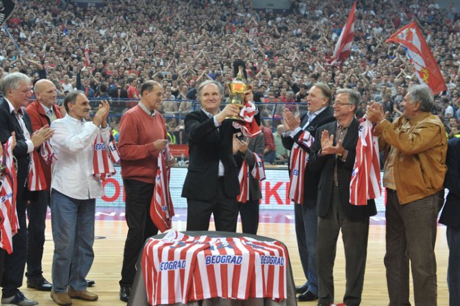 Dragan Kapičić podiže pehar Kupa kupova osvojen u Udinama 1974.