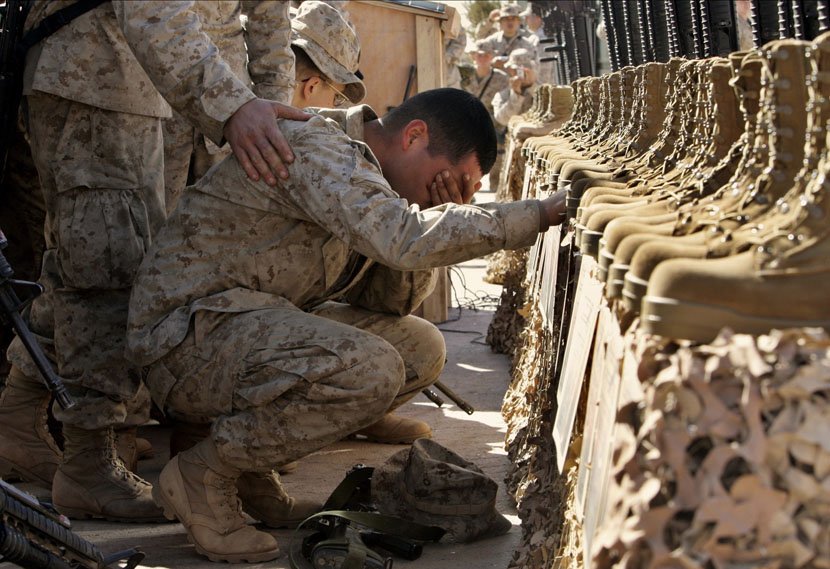 Američki vojnik plače tokom ispraćaja  31. poginulog  saborca, koji su stradali u Iraku 2005.