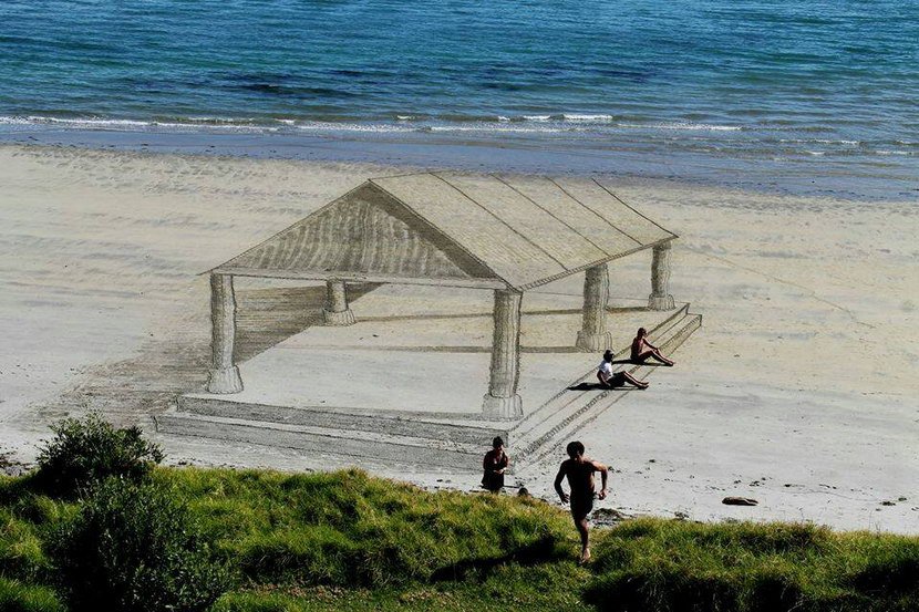 Umetnik Džejmi Harkins oslikava plaže