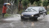 Još jedan snimak nakon nevremena: Stvorila se reka u Novom Sadu, auto viri, ljudi u šoku