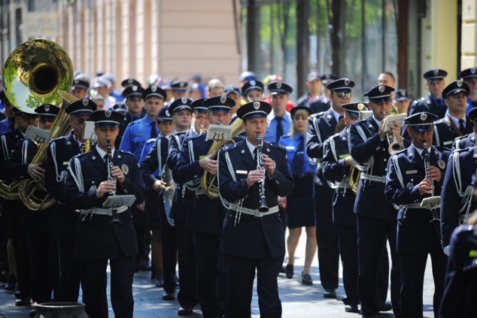 Članovi policijskog orkestra tokom defilea kroz Knez Mihailovu ulicu