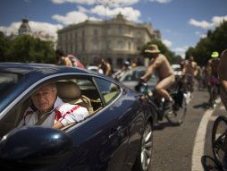 Biciklisti su u saobraćaju često nevidljivi - kada se skinu svi ih vide