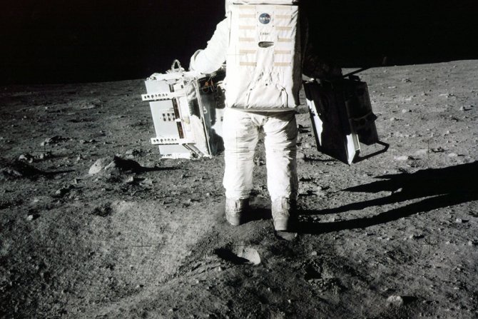 Misija Apolo 11 spustila se na tlo Zemljinog satelita 20. jula 1969. Misija Apolo 11 spustila se na tlo Zemljinog satelita 20. jula 1969.