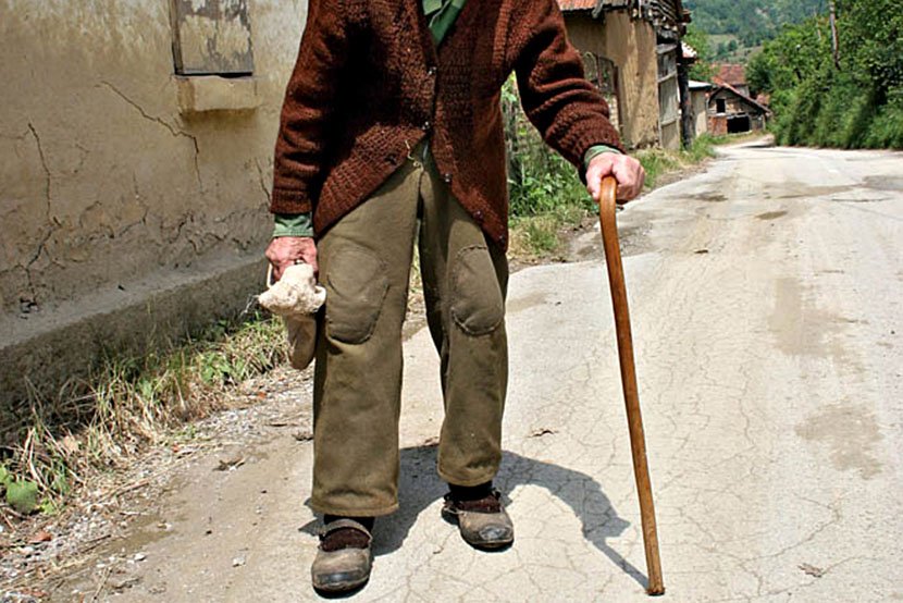 Starac na selu, selo