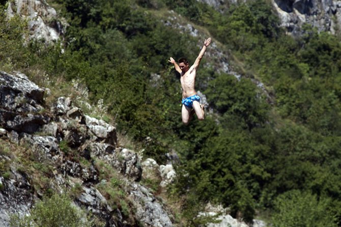 Neustaršivi skokovi na glavu