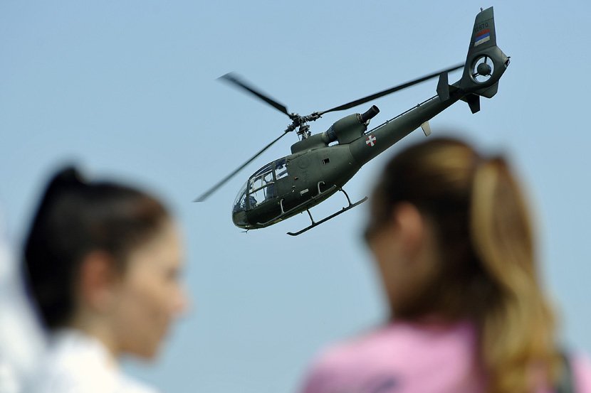 Posetioci gledaju helikopter na aeromitingu u Vršcu