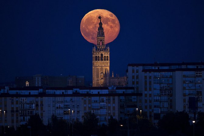 Treći i poslednji super mesec 2014-te godine iznad Zemlje