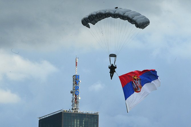 Vojna parada, Korak pobednika, padobranci, srpska zastava