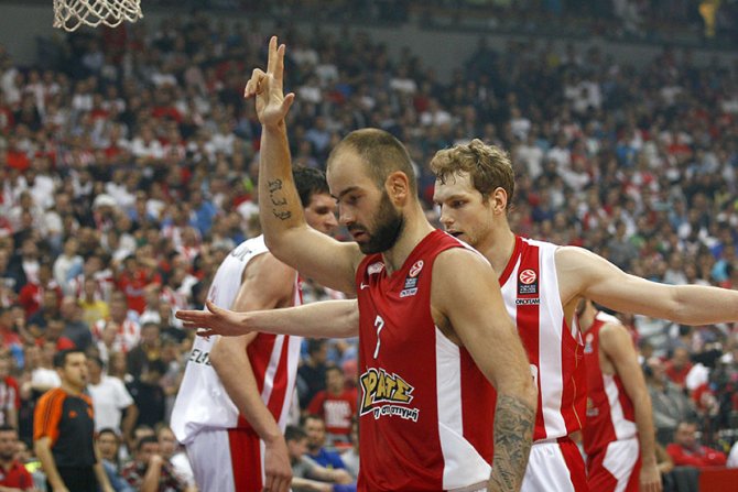 KK Crvena zvezda - KK Olimpijakos, Jaka Blažič, Vasilis Spanulis