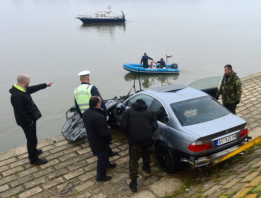 Policajci pored izvučenog automobila iz Dunava