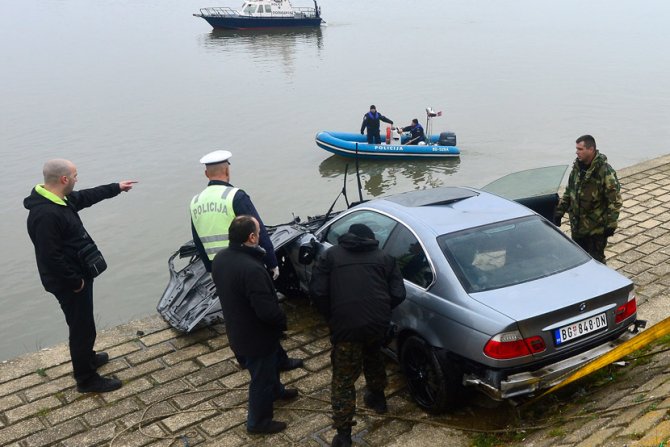 Policajci pored izvučenog automobila iz Dunava