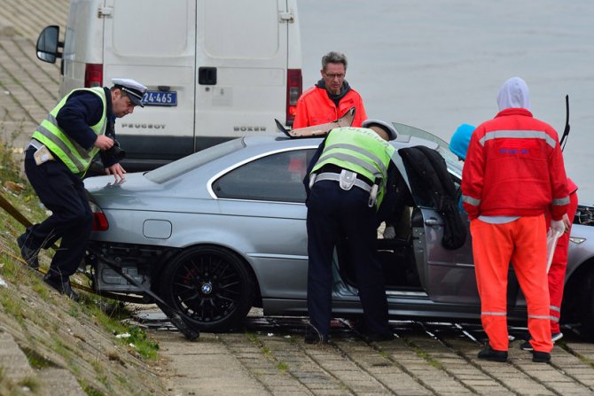 Policajci pored izvučenog automobila iz Dunava