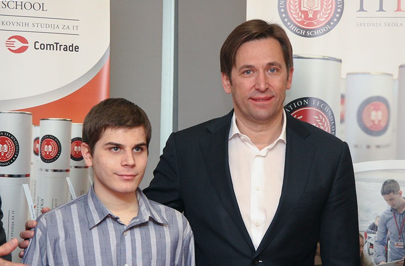 Alenu Mustafiću, Veselin Jevrosimović i Aleksandar Vulin uručili su stipendiju za školu ITS 