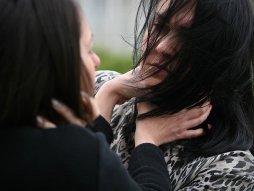 Tuča žena, žene, devojka, devojke, učenice, zlostavljanje, nasilje, šamaranje, davljenje, davi, udavila maltretiranje, snaja, svekrva, fajt