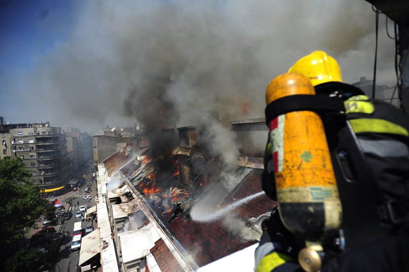 U stanu u potkrovlju zgrade u Kosovskoj ulici u Beogradu izbio je požar 