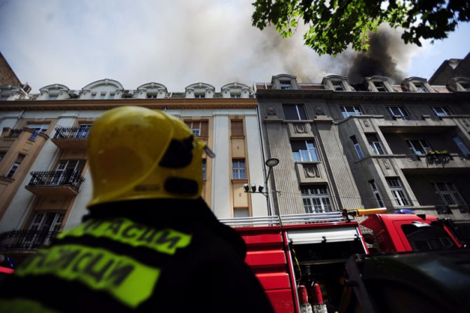 U stanu u potkrovlju zgrade u Kosovskoj ulici u Beogradu izbio je požar 