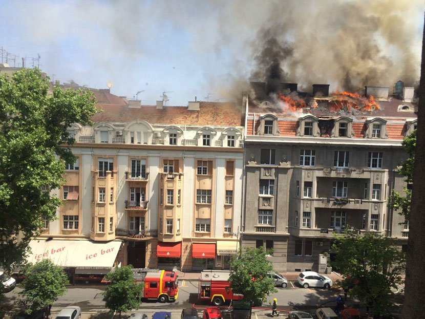U stanu u potkrovlju zgrade u Kosovskoj ulici u Beogradu izbio je požar 
