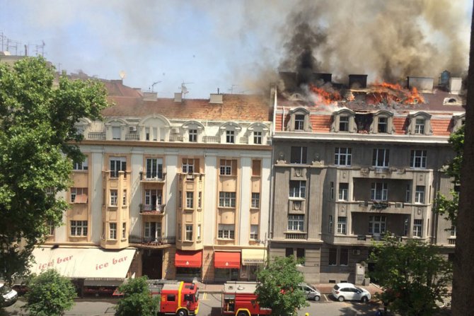 U stanu u potkrovlju zgrade u Kosovskoj ulici u Beogradu izbio je požar 