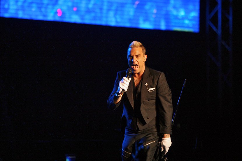 Robi Vilijams tokom nastupa na beogradskom koncertu na Ušću