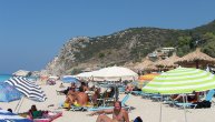 Do udaljenih plaža autobusom ili peške: Beograđaninu propao odmor u Grčkoj