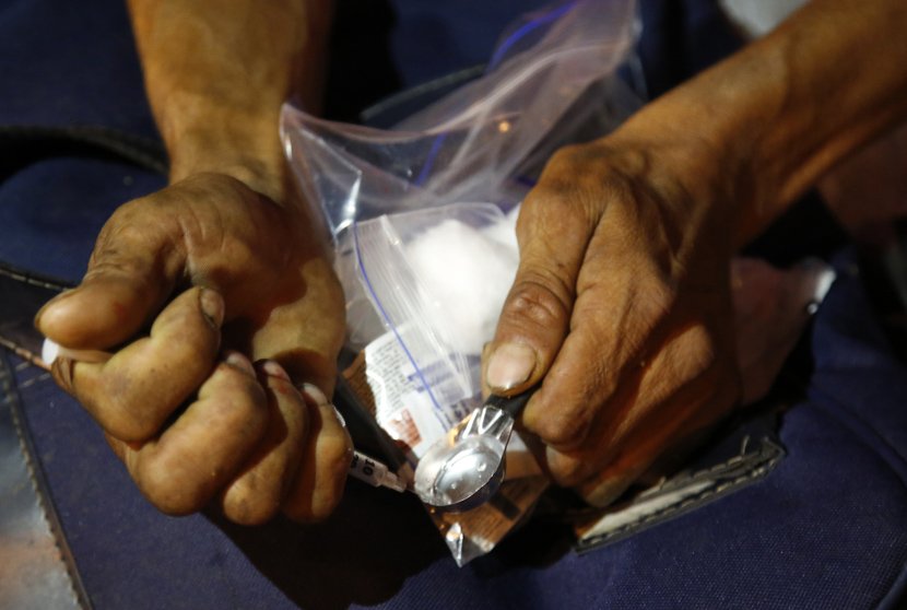 Heroinski zavisnici nakon prijema kompleta sa čistim špricevima od socijalnih radnika u Kolumbiji