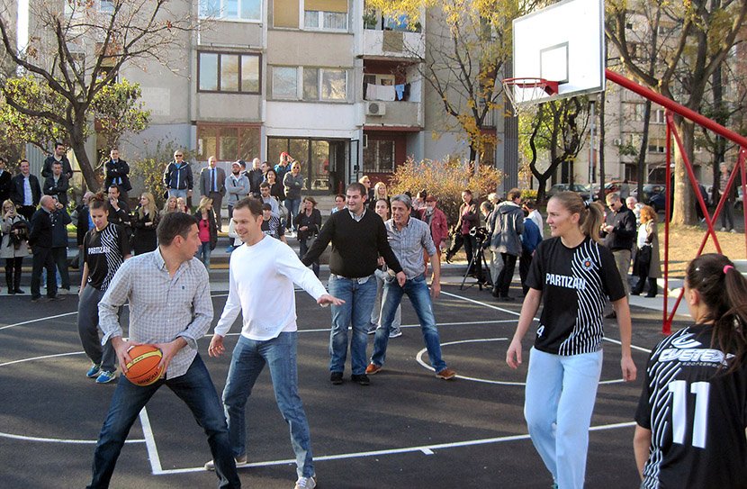 Siniša Mali sa košarkašicama otvorio obnovljeni teren u Bloku 70