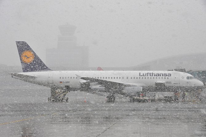 Lufthanza avion, zavejan aerodrom, sneg