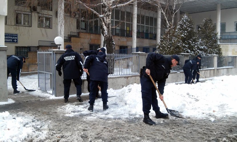 Komunalna policija čisti sneg