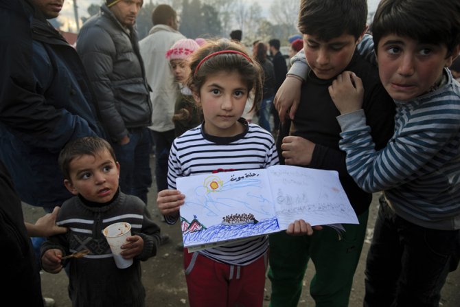 Sirijska devojčica Šaharzad Alap (8) iz sirijskog grada Alepa crta u izbegličkom kampu Idomeni 