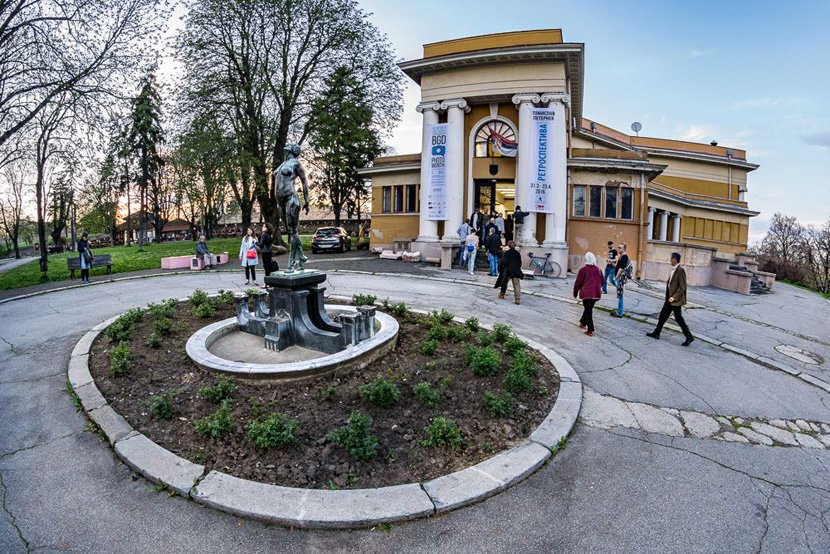 Posetici na izložbi fotografa Tomislava Peterneka Posetici na izložbi fotografa Tomislava Peterneka