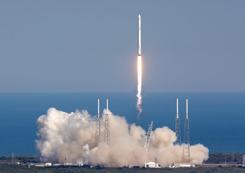 Raketa 'Falkon 9' privatne svemirske kompanije 'Spejs eks' uspešno je juče lansirana iz Kejp Kanaverala na Floridi sa NASA teretom za Međunarodnu svemirsku stanicu (MŠ)