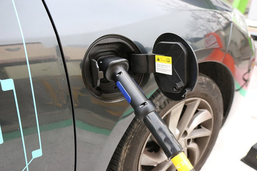 electric-car-punjenje baterija električnih automobila, pumpa