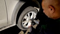 Od 1. novembra paprene kazne za vozače koji nemaju zimske gume: Da li to važi i za trotinete?