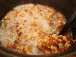 Svinjokolj, priprema čvaraka, čvarci