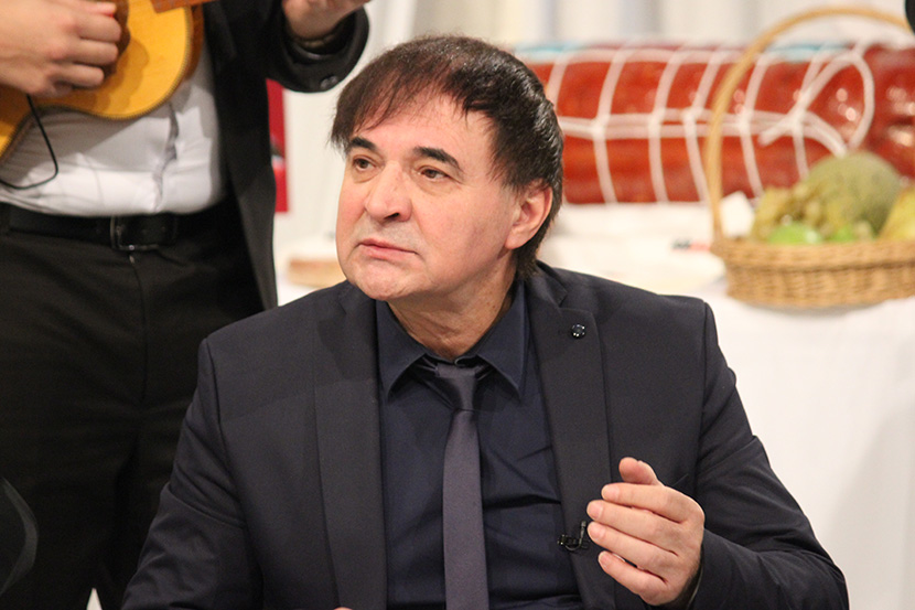 Naš pevač se obrukao uživo u emisiji, nije znao azbuku! Voditelj ga ispravio, on odbrusio: "Da, da, to sam..."