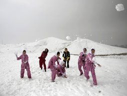 U državi gde je ženski sport retka pojava, grupa devojaka iz vežba pokrete Vušu, sporta koji se razvio iz drevne kineske kung-fu borilačke veštine