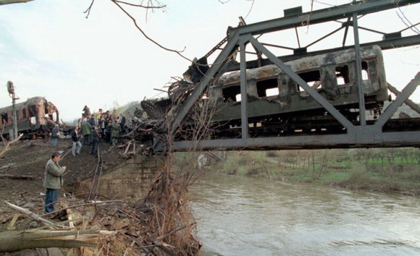 Srušio se željeznički most u Americi: Vlak se zapalio, vagoni u jezeru Bombardovanje-Srbije-1999-leskovac-NATO-profimedia-TASS-830x0
