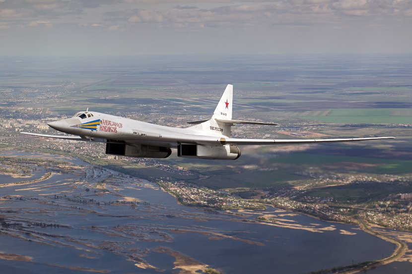 Tupoljev Tu-160 Beli Labud na nebu iznad Rusije. Najveci je to i najtezi borbeni avion na svetu, i najbrzi bombarder trenutno u upotrebi