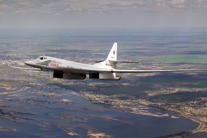 Tupoljev Tu-160 Beli Labud na nebu iznad Rusije. Najveci je to i najtezi borbeni avion na svetu, i najbrzi bombarder trenutno u upotrebi Tupoljev Tu-160 Beli Labud na nebu iznad Rusije. Najveci je to i najtezi borbeni avion na svetu, i najbrzi bombarder trenutno u upotrebi